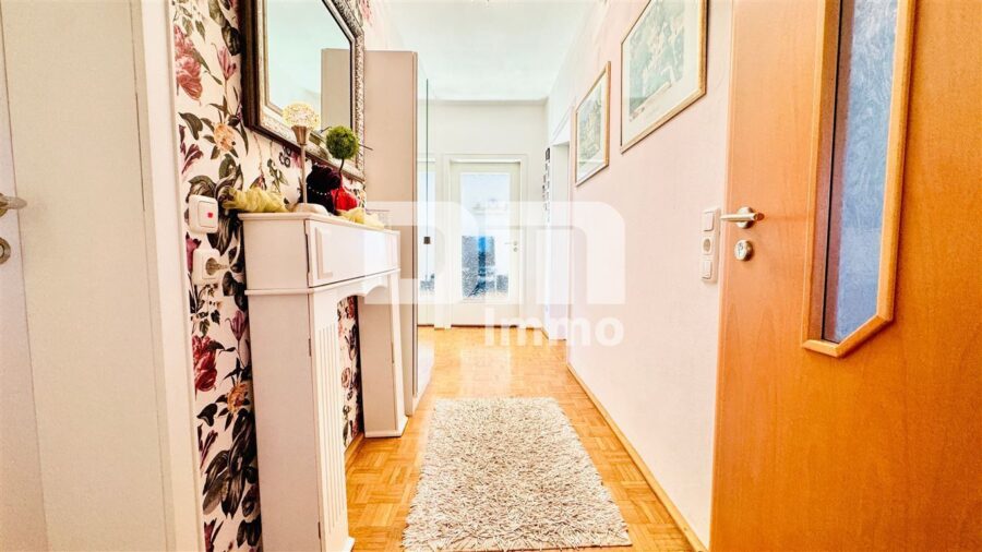 Umfangreich saniertes Ein- bis Zweifamilienhaus in idyllischer Ortsrandlage - EG Flur / Diele